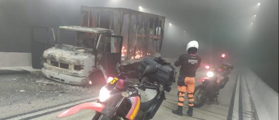 Caminhão pega fogo tunel antonio dias.jpeg